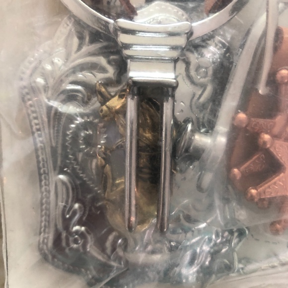 Vintage LITTLE COWPOKE SHERIFF PACKAGE: Metal and leather Spurs & Metal Badge - Picture 8 of 9